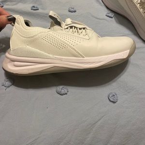 Clove white nursing shoes